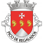 Escudo de vermelho, três asas de ouro alinhadas em faixa, entre cruz da Ordem de Malta e um canto de prata. Coroa mural de prata de quatro torres. Listel branco, com a legenda a negro: "PICO de REGALADOS".